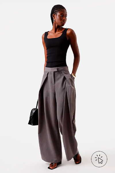 Modelo veste regata básica feminina de algodão decote quadrado preta
