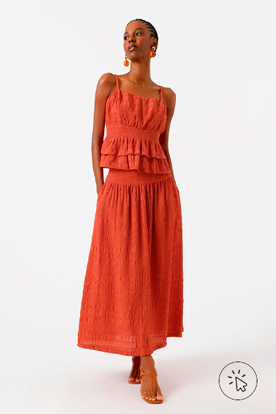 Modelo veste saia mídi feminina texturizada laranja terracota