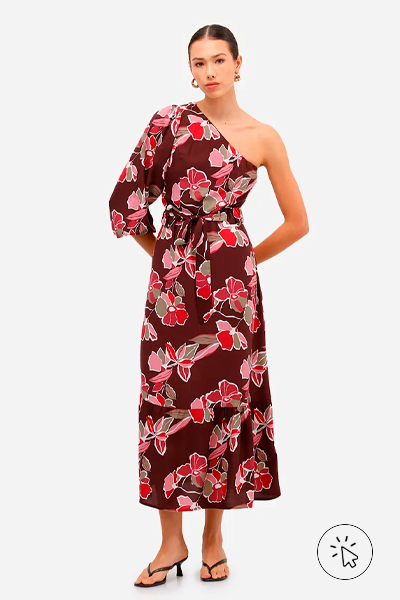 Modelo veste vestido ombro úncio feminino de viscose com recorte floral marrom