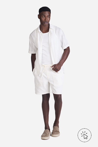 Modelo veste bermuda masculina branca
