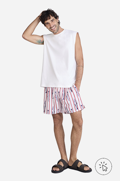 Modelo veste bermuda estampada listrada rosa e azul