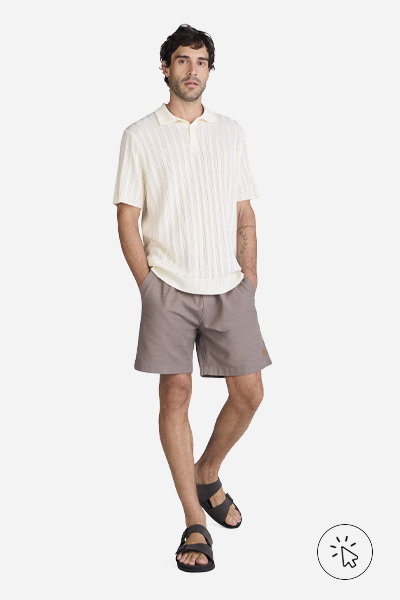 Modelo veste bermuda de sarja cinza