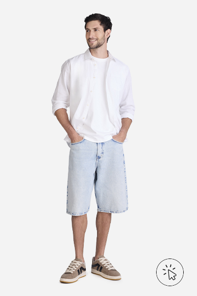 Modelo veste bermuda jeans oversized azul claro
