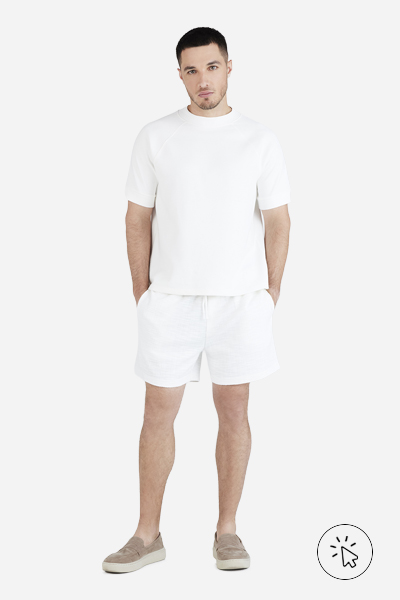 Modelo veste bermuda masculina branca
