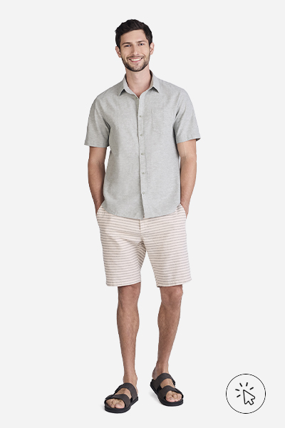 Modelo veste bermuda masculina bege