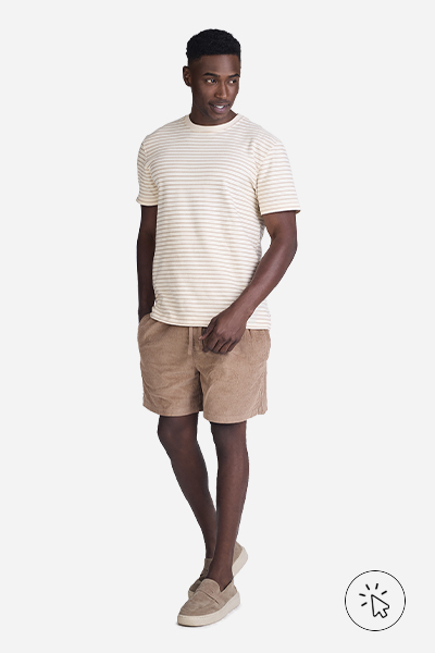 Modelo veste bermuda masculina marrom claro