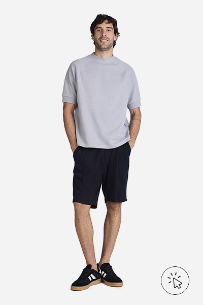 Modelo veste bermuda masculina preta