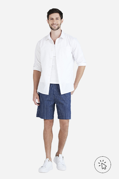 Modelo veste bermuda masculina azul escura