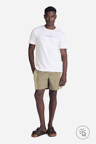 Modelo veste bermuda esportiva masculina bege
