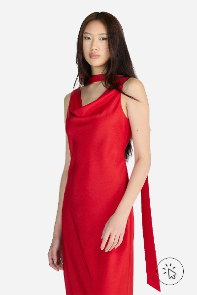 Modelo veste vestido longo feminino acetinado decote degradê vermelho