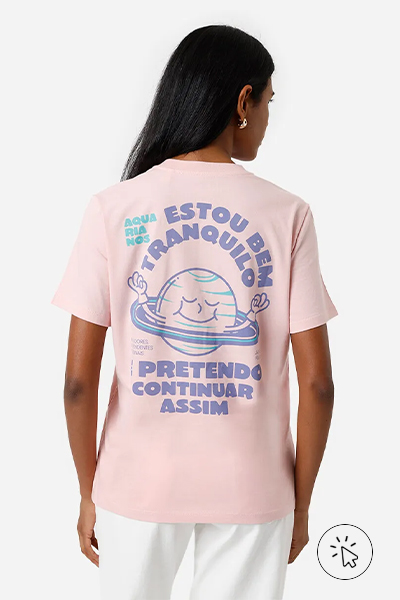Modelo veste camiseta feminina algodão signo Aquário Marcia Sensitiva rosa claro