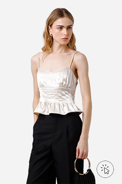 Modelo veste cropped peplum alças finas feminino com pregas acetinado Mindset bege