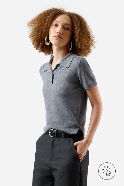 Modelo veste polo feminina de tricô manga curta cinza