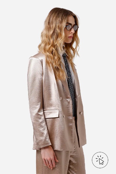 Modelo veste blazer de alfaiataria feminino acetinado Mindset bege