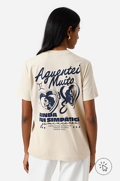 Modelo veste camiseta feminina de algodão signo gêmeos Marcia Sensitiva