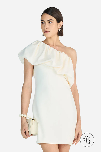Modelo veste vestido curto feminino ombro único com babado off-white