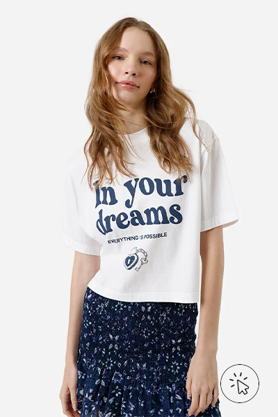 Modelo veste camiseta box feminina de algodão estampa oversized "In Your Dreams" off-white