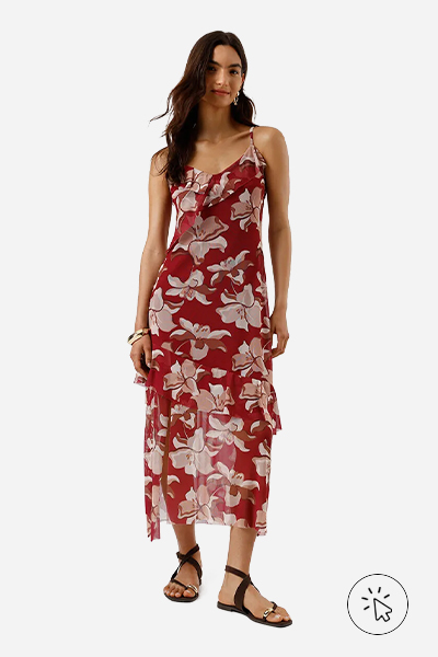 Modelo veste vestido mídi alças finas feminino de tule com babados e fenda floral vinho