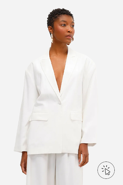 Modelo veste blazer oversized feminino de viscose Babi Louise Colla Stylists off-white