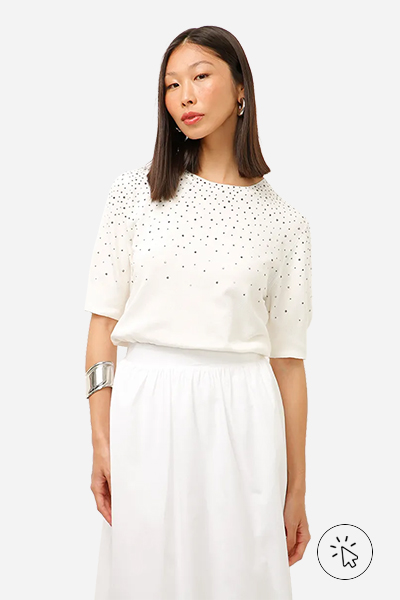 Modelo veste blusa de tricô com brilhos off-white