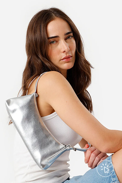 Bolsa baguete com fivela metalizada prateada