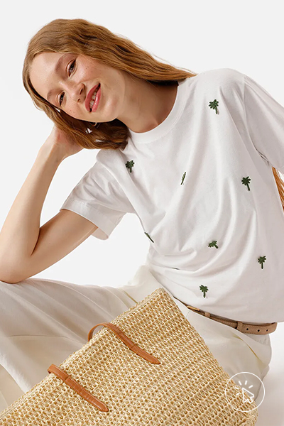 Modelo veste camiseta feminina de algodão bordada off-white
