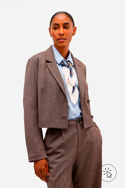 Modelo veste blazer de alfaiataria feminino cropped marrom escuro