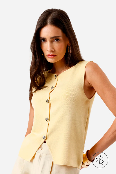 Modelo veste colete feminino de tricô com recorte amarelo manteiga