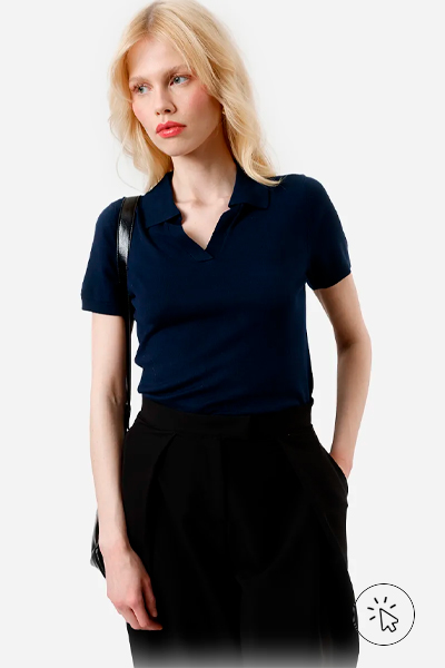 Modelo veste polo básica feminina de tricô manga curta azul-marinho