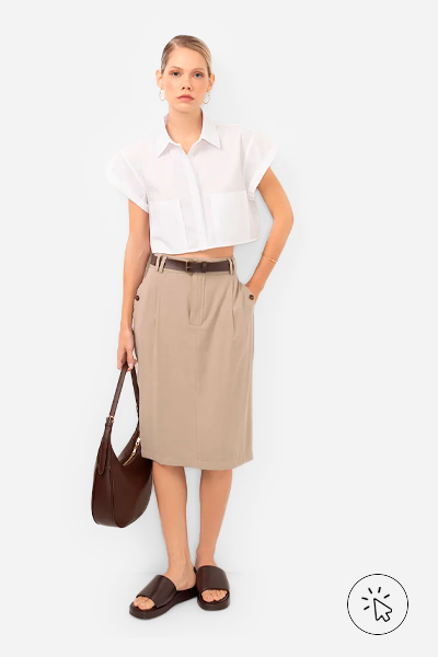 Modelo veste saia lápis de alfaiataria com cinto bege
