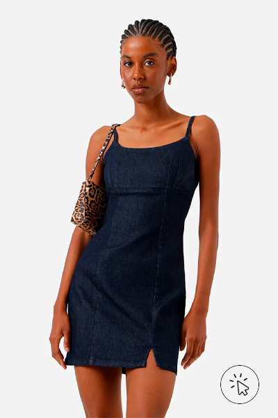 Modelo veste vestido curto alças finas feminino jeans com fenda azul marinho