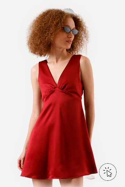 Modelo veste vestido curto feminino acetinado decote V vinho