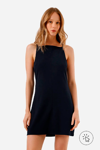 Modelo veste vestido curto feminino de alfaiataria azul-marinho