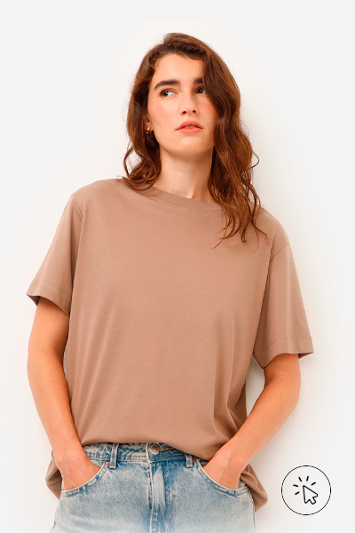 Modelo veste camiseta feminina algodão peruano interlock básica bege
