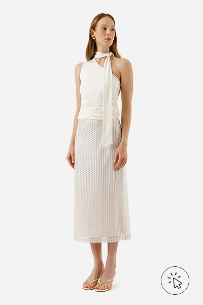 Modelo veste blusa ombro único feminina franzida com amarração off-white