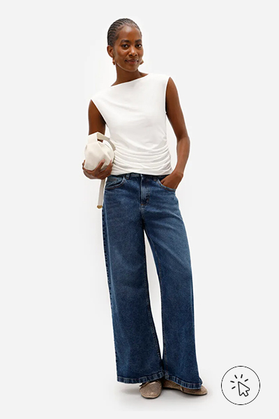 Modelo veste calça wide leg feminina jeans azul médio