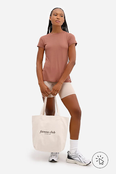 Modelo veste camiseta feminina esportiva ACE com recorte manga curta bronze
