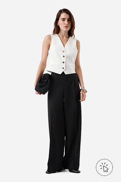 Modelo veste colete de alfaiataria feminino decote V off-white com calça preta