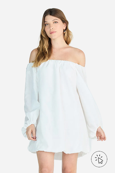 Modelo veste vestido curto balonê feminino ombro a ombro off-white