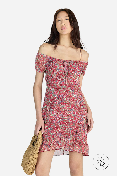 Modelo veste vestido curto de tule com lacinho floral vermelho