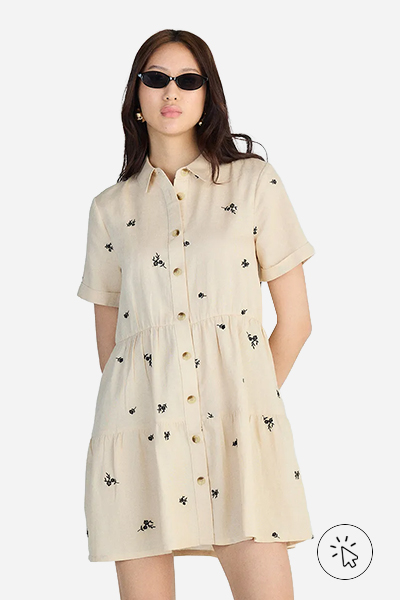 Modelo veste vestido curto feminino chemise bordado floral bege