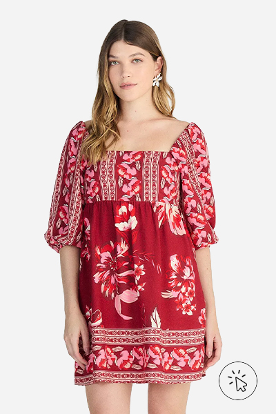 Modelo veste vestido curto feminino manga bufante floral vermelho cereja