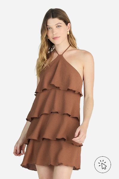 Modelo veste vestido feminino curto de babados frente única marrom