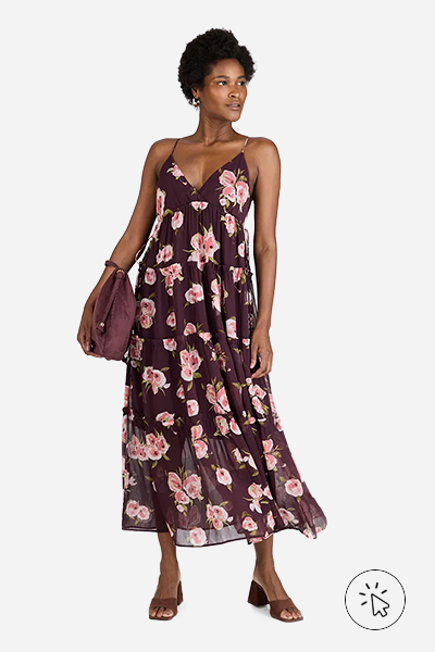 Modelo veste vestido longo alças finas feminino com recortes floral colorido