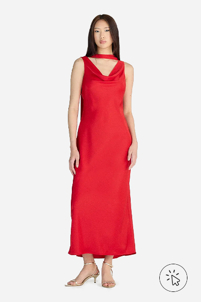 Modelo veste vestido longo feminino acetinado decote degradê vermelho