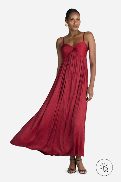 Modelo veste vestido longo feminino acetinado vinho