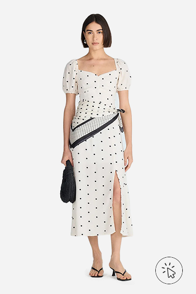 Modelo veste vestido longo feminino de viscose poá bege off-white