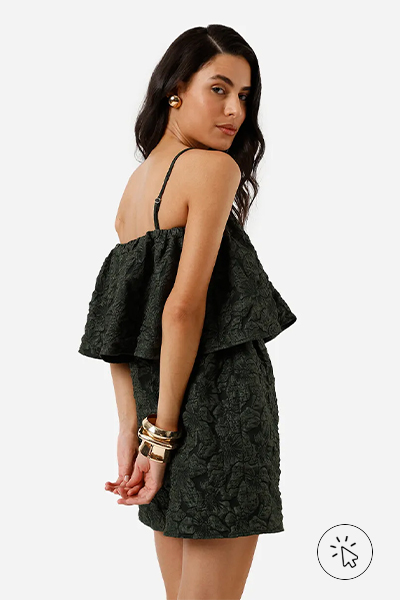 Modelo veste vestido curto alças finas feminino texturizado floral verde escuro