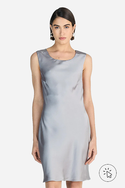 Modelo veste vestido curto feminino acetinado com amarração cinza