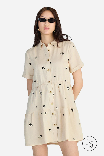 Modelo veste vestido curto feminino chemise bordado floral bege